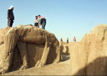 Islamic State systematically destroys ancient monuments